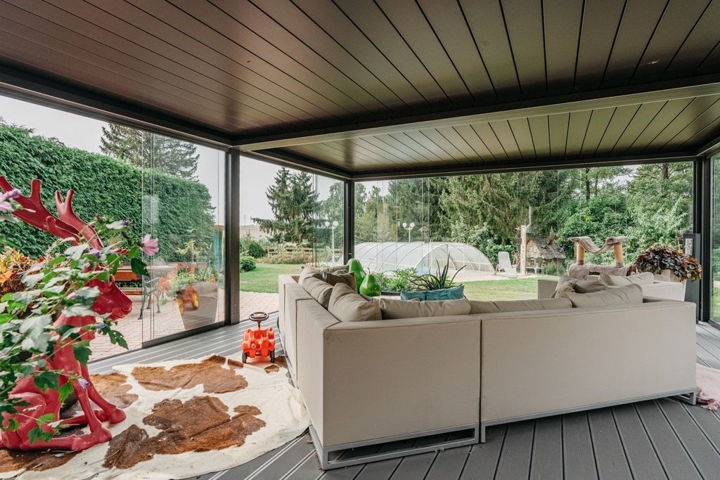 Pergola bioclimatica en Madrid con cerramiento