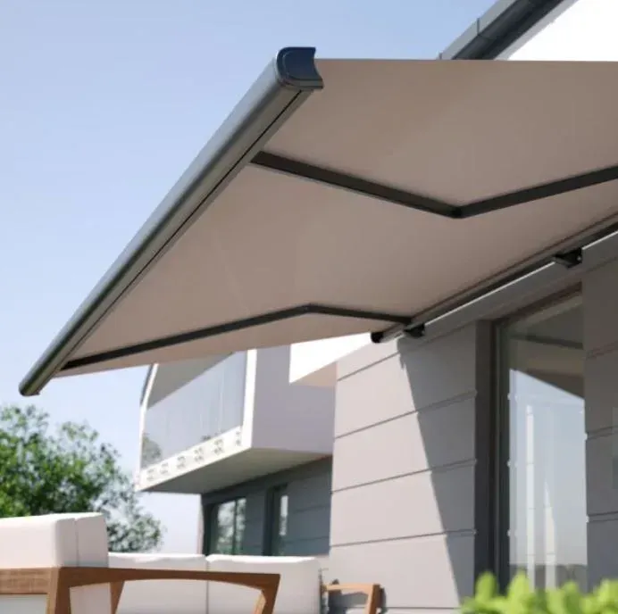 Un patio con una mesa y sillas bajo una pérgola.