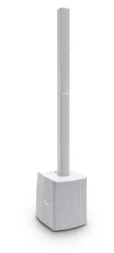 Un altavoz blanco sentado encima de un cubo blanco sobre un fondo blanco.