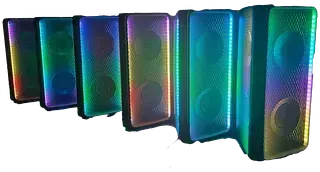 Una fila de altavoces coloridos sentados uno al lado del otro sobre un fondo blanco.