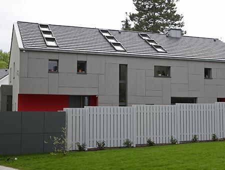 Eicklinger Dach und Fassadenabu UG graues Gebäude mit weißem Zaun