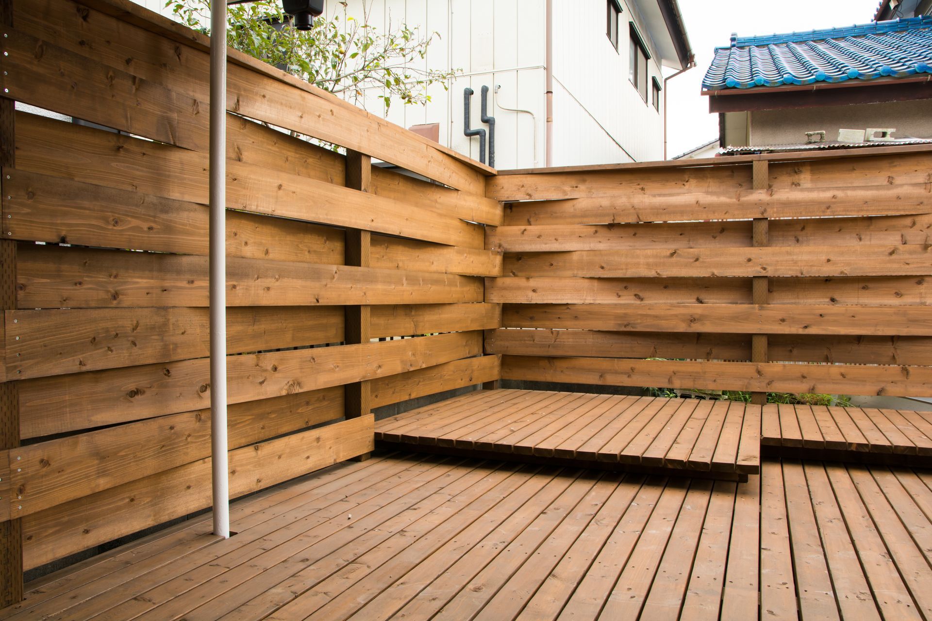 Une terrasse en bois avec des barrières