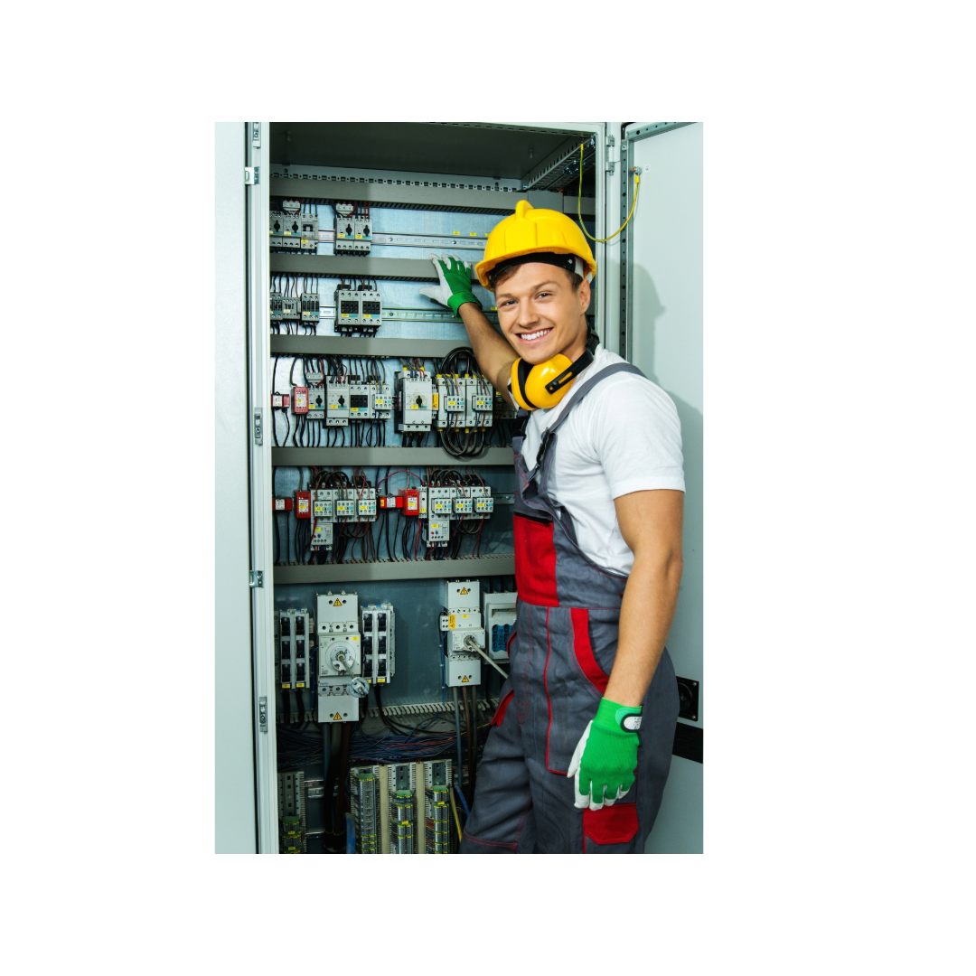 Großer Zählerschrank mit Techniker lächelnd in die Kamera schauend