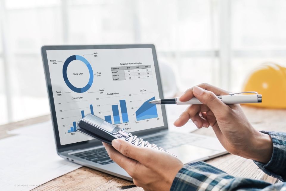 Energiemanagement per App auf einem Laptop aufgerufen
