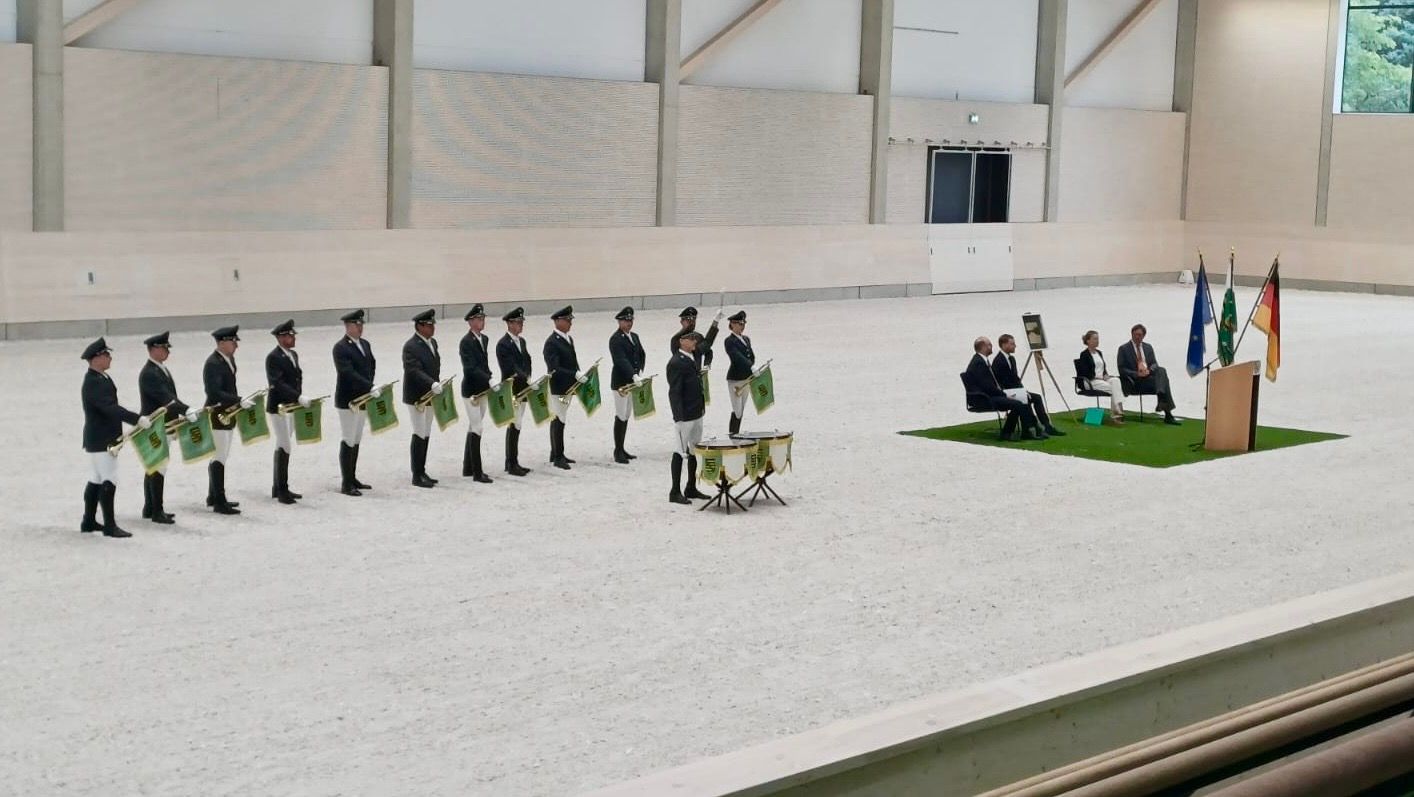 Festzeremonie auf dem Reitplatz der Halle