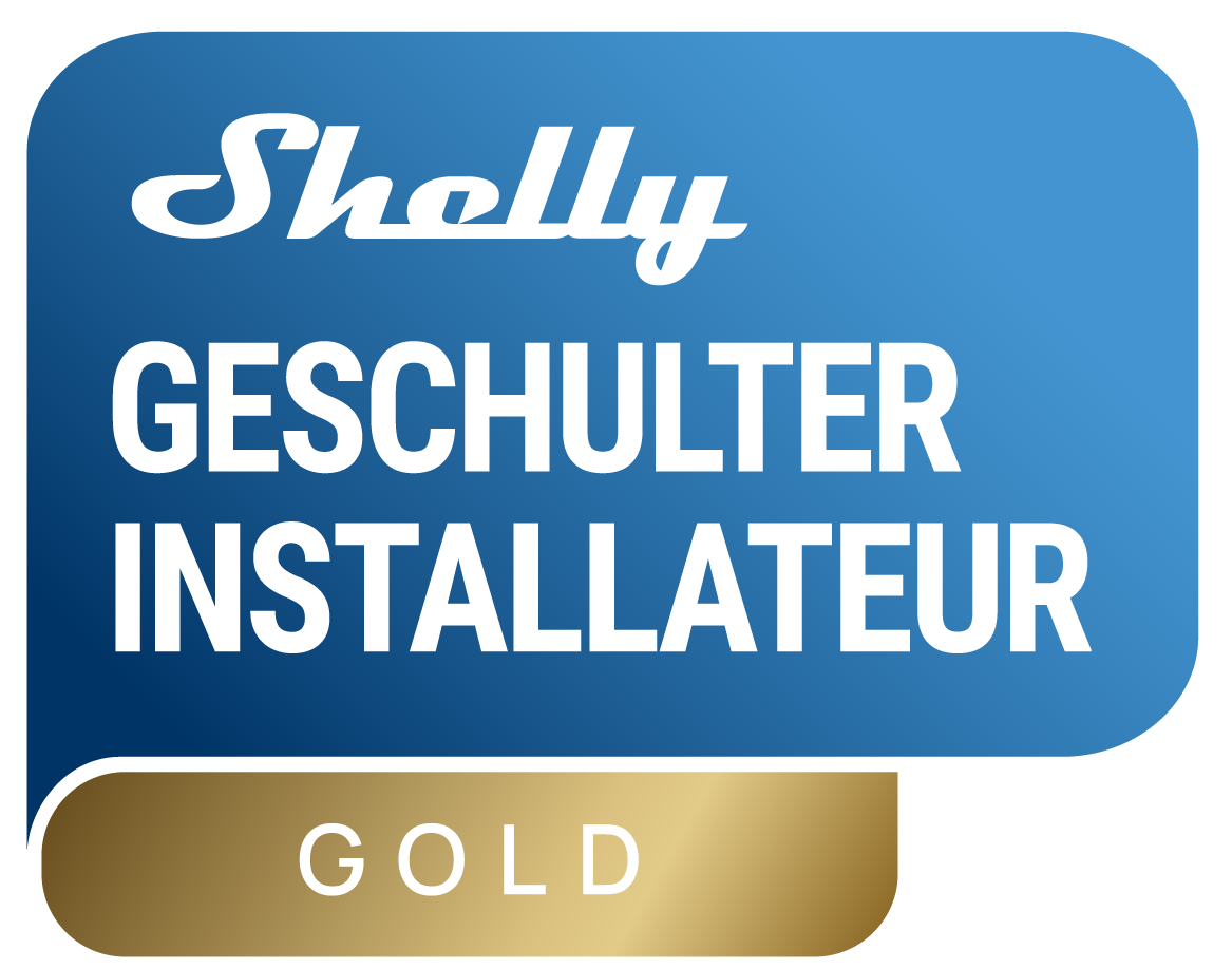 Shelly Gold-zertifiziertes Installateur-Siegel: Blauer Hintergrund mit weißer Schrift, goldener Streifen am unteren Rand.
