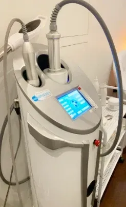 Una máquina está colocada encima de un estante en una habitación.