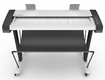 Ein großer Drucker steht auf einem Tisch vor einem weißen Hintergrund.