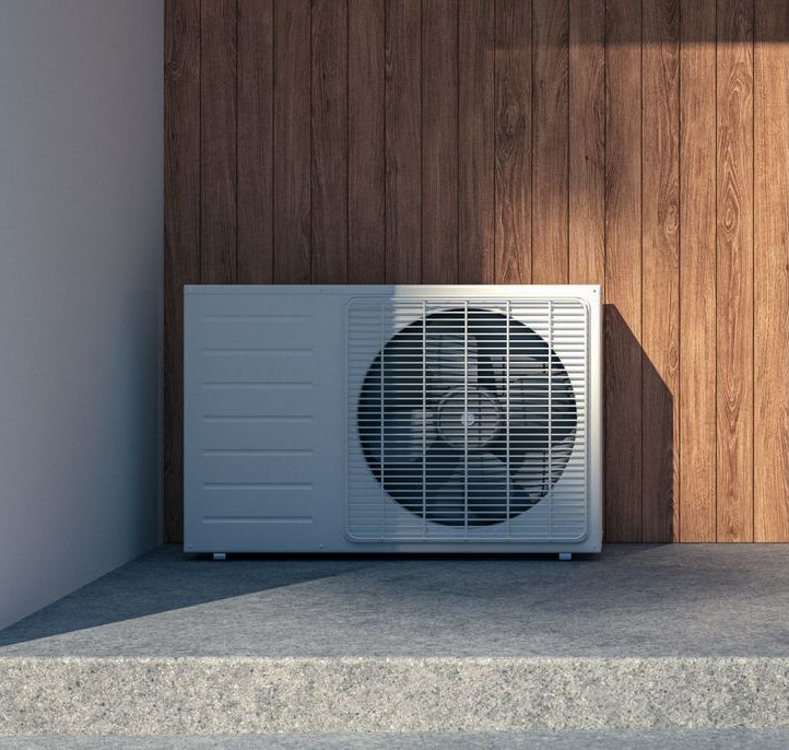 Pompe à chaleur contre le mur en bois d'une maison