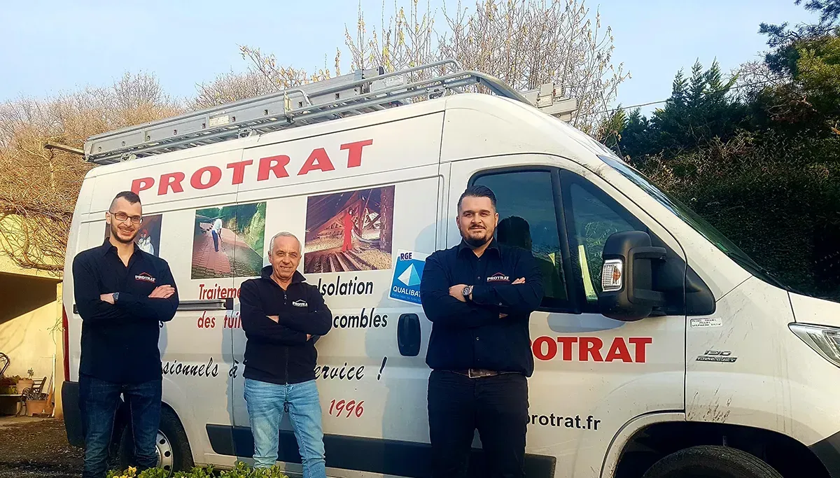 Agents de Protrat devant un véhicule d'intervention Protrat.