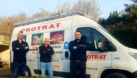 Agents de Protrat devant un véhicule d'intervention Protrat.