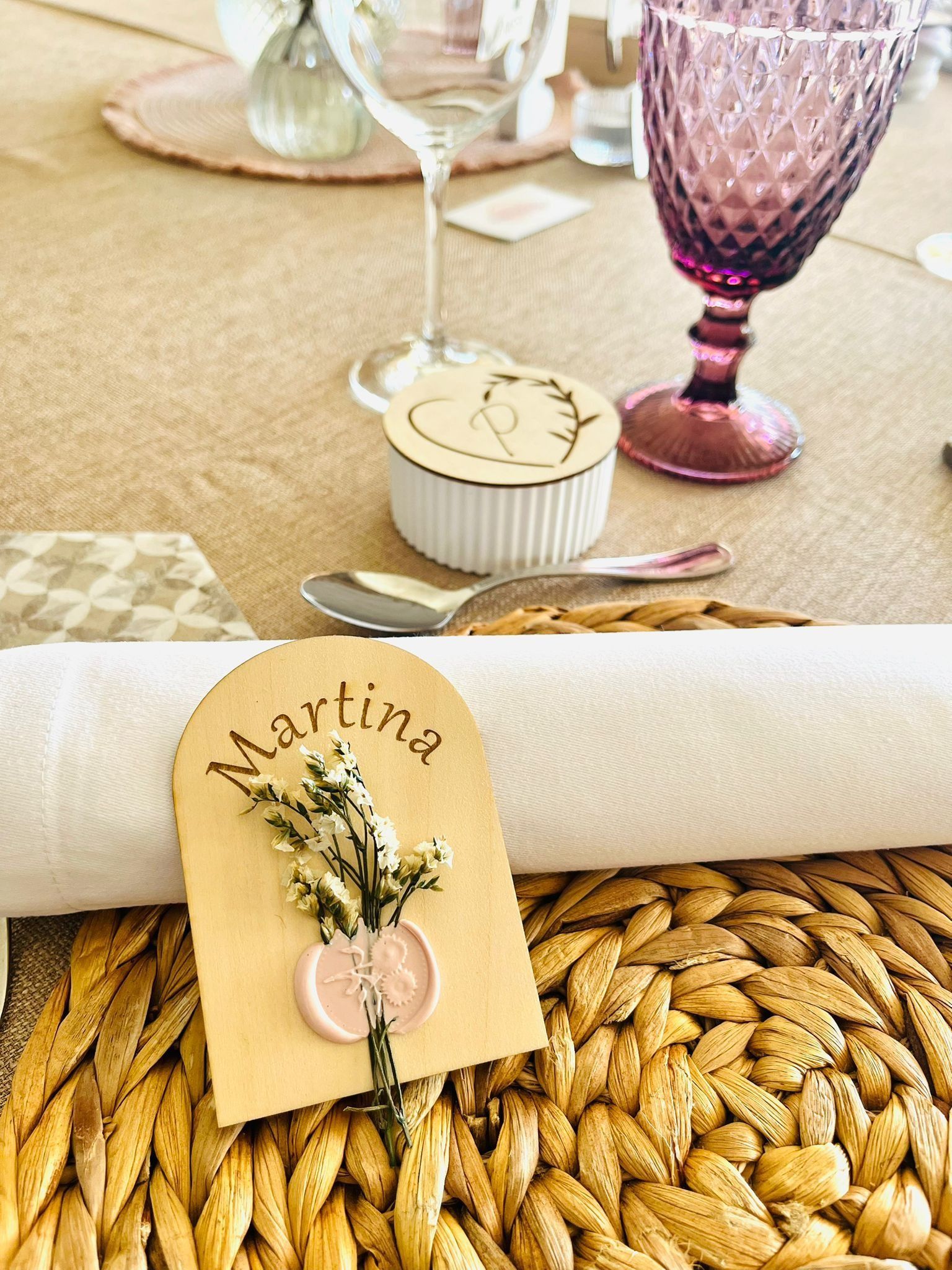 Un puesto en la mesa con una etiqueta de madera con el nombre 