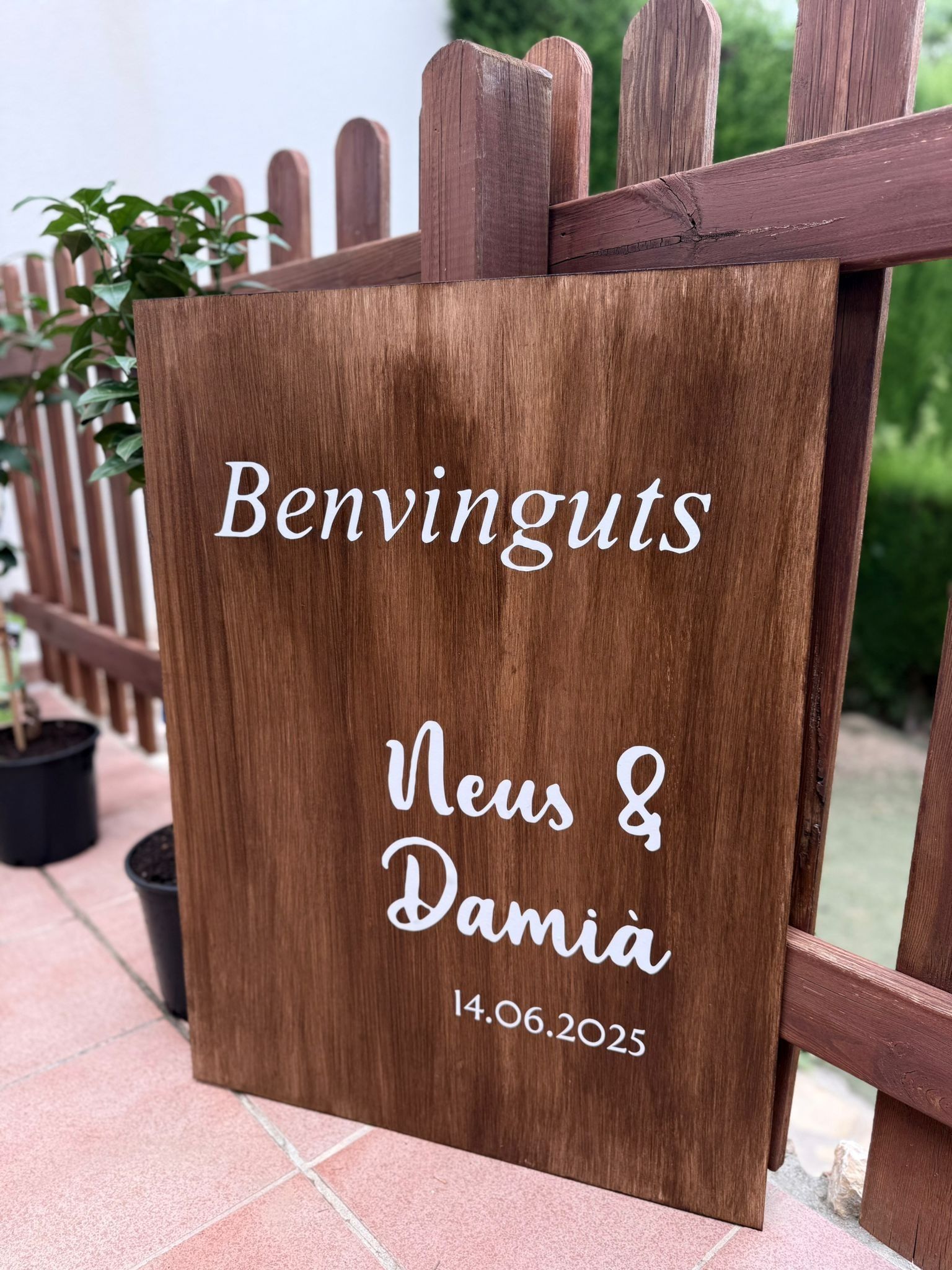 Un cartel de madera de bienvenida para la boda que dice 