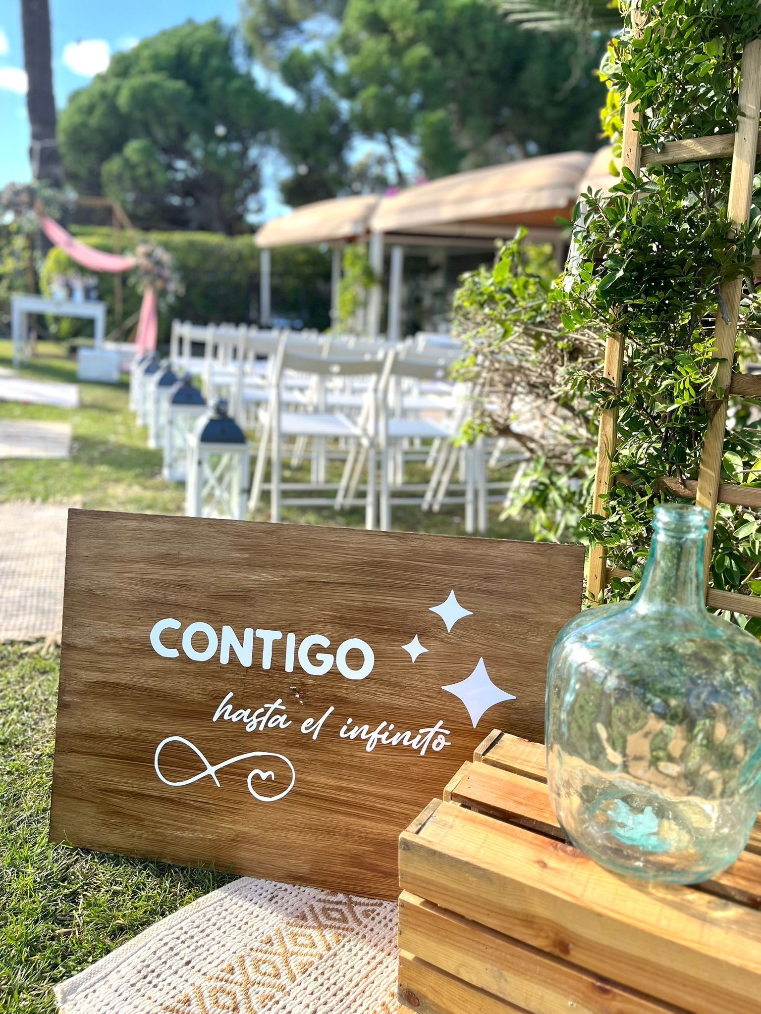 Un cartel de madera con la inscripción 