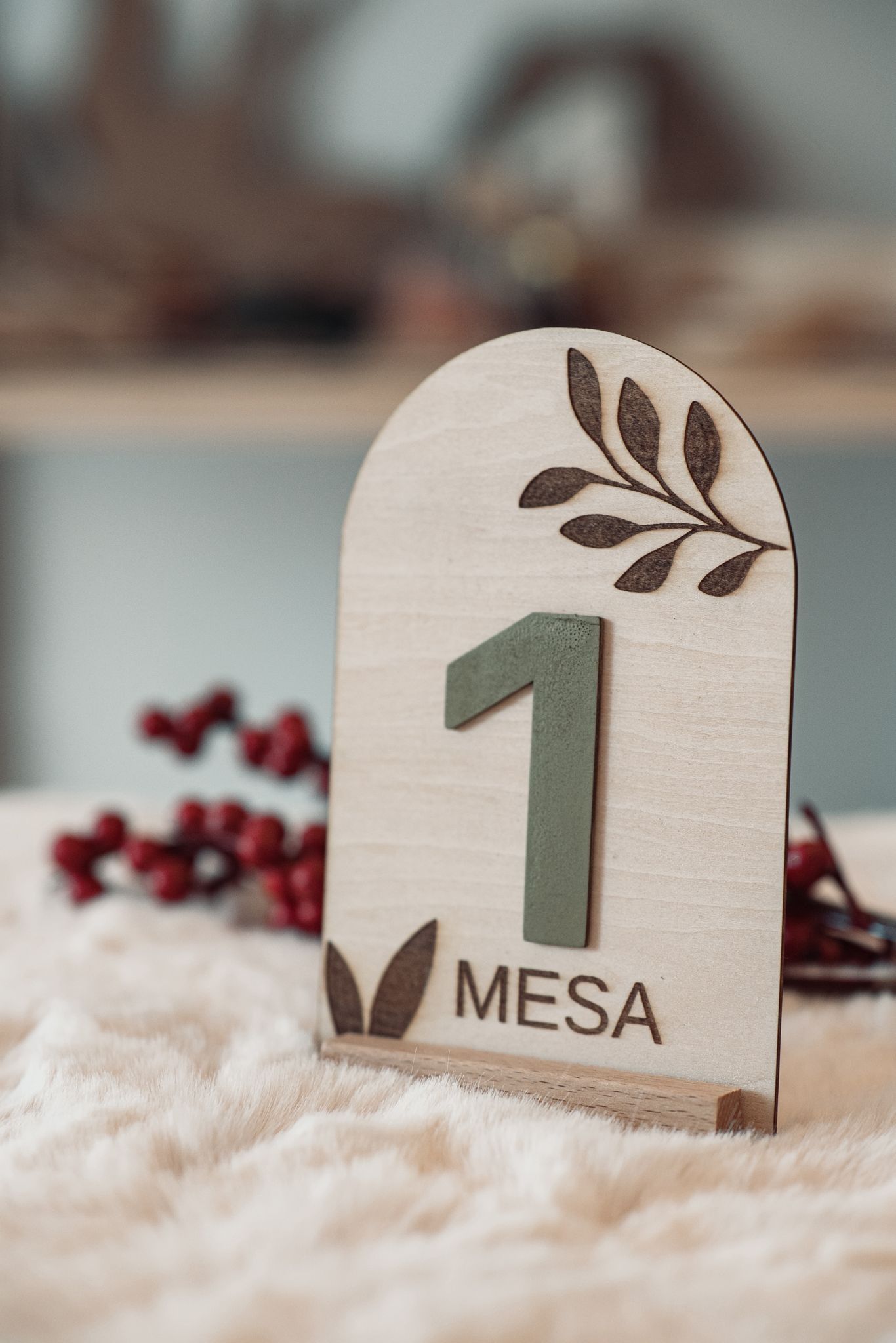 Un cartel de madera con el número de mesa 