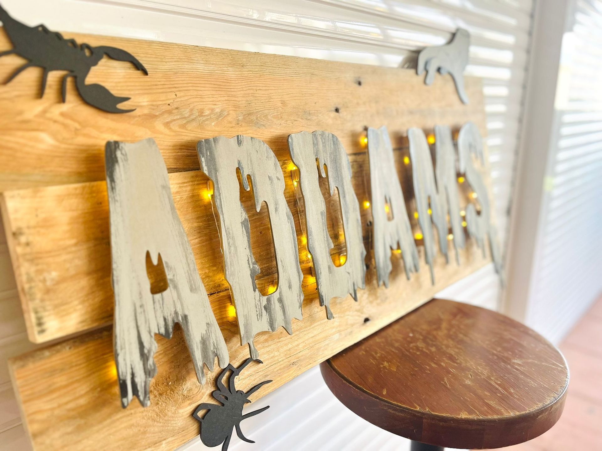 Un letrero de madera con la palabra 