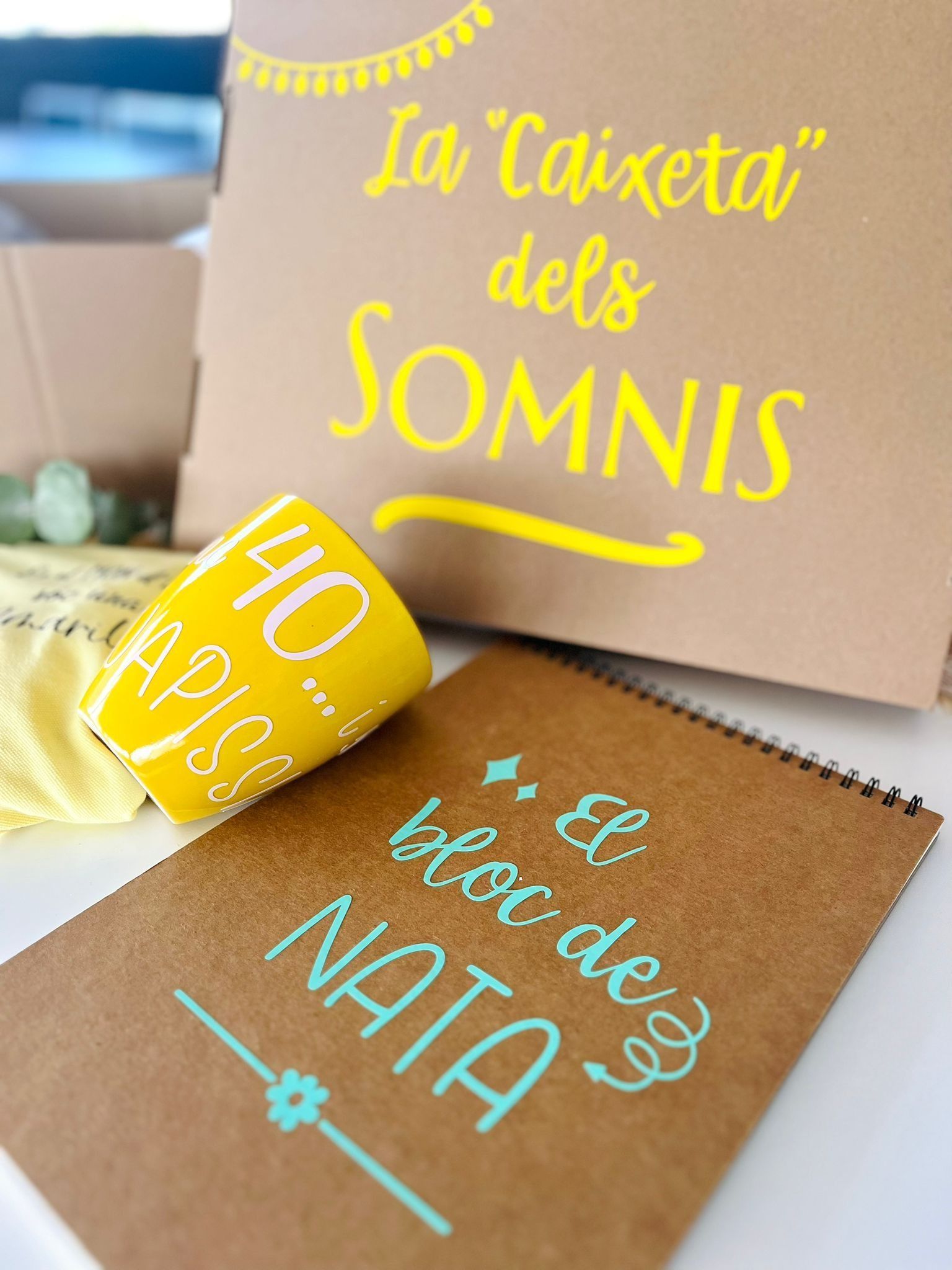 Una caja de regalo con la etiqueta 