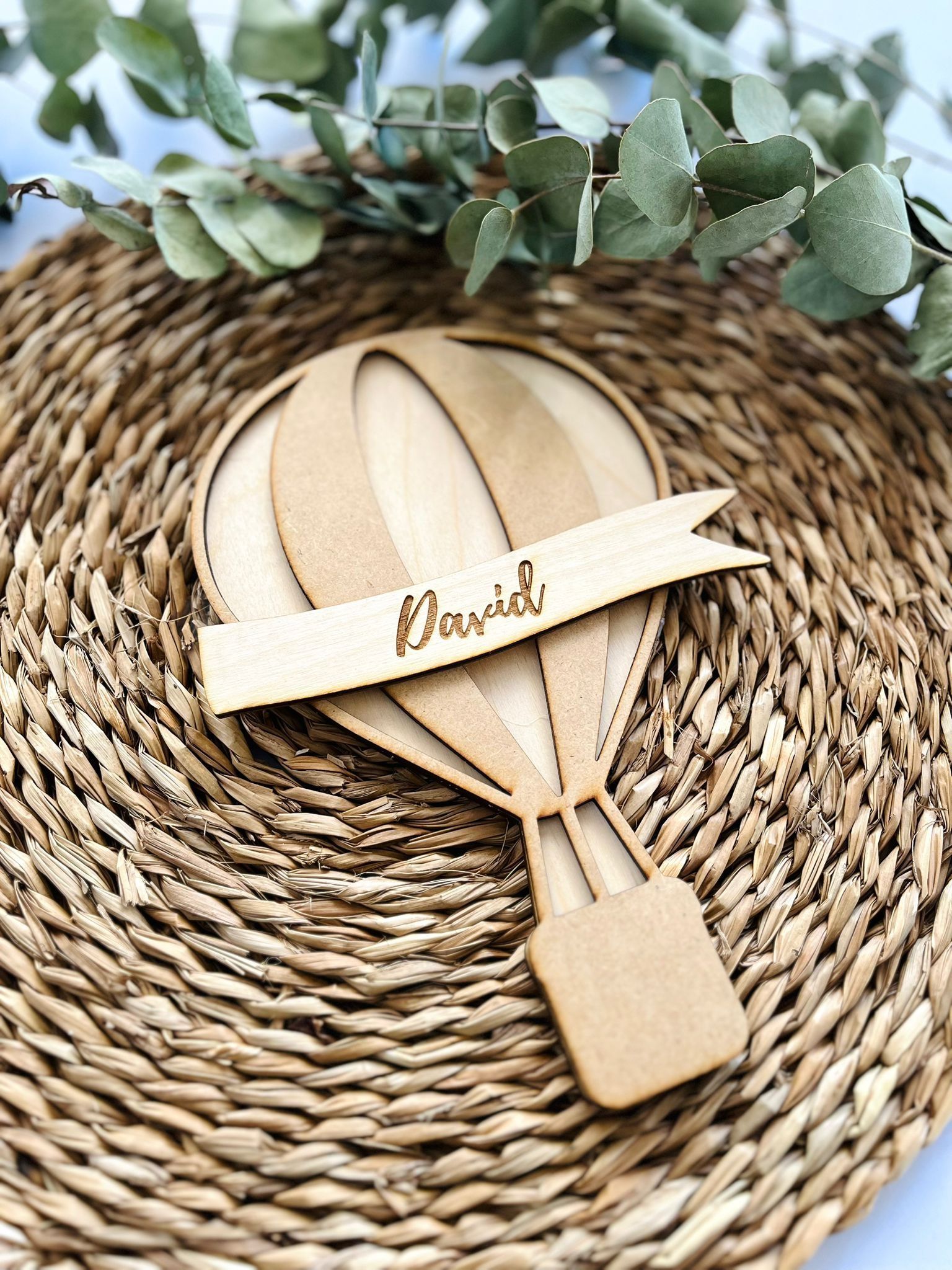 Una silueta de un globo aerostático de madera con una pancarta que dice 