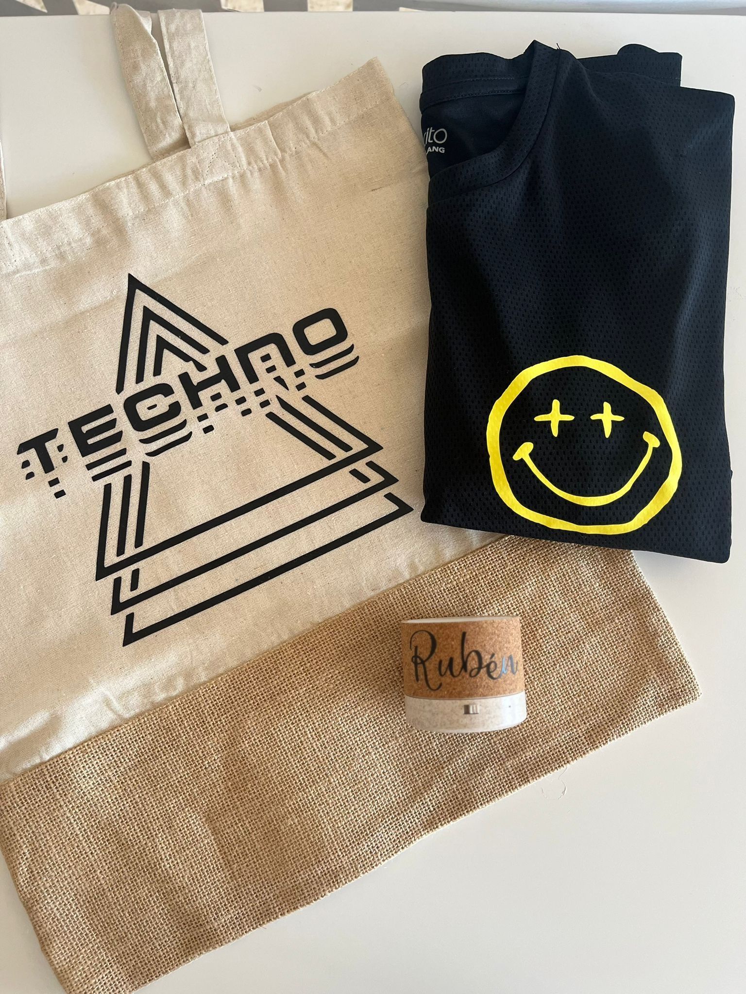 Una bolsa de tela color canela con el logotipo triangular 