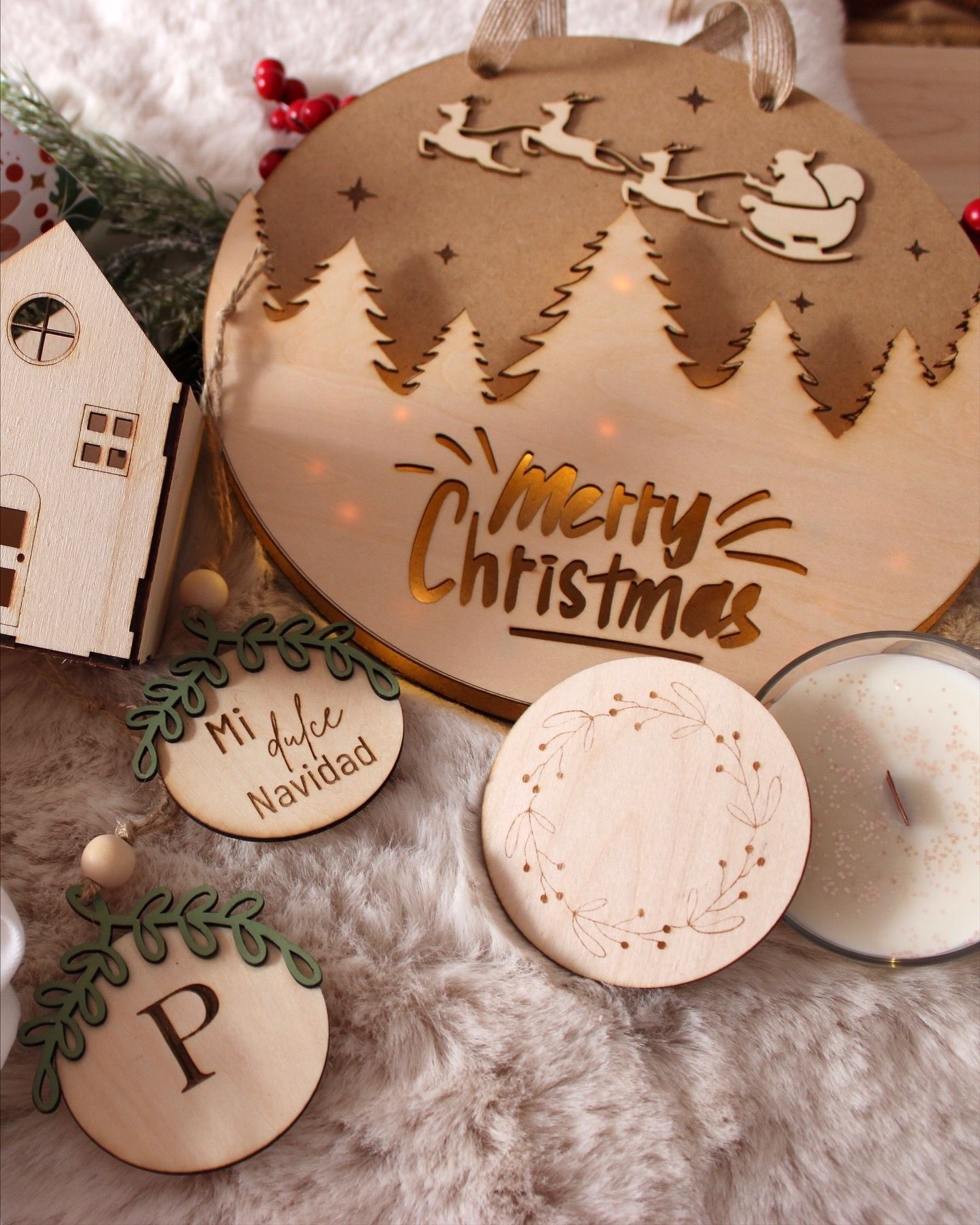 Adornos navideños de madera, un cartel de pared con la inscripción 