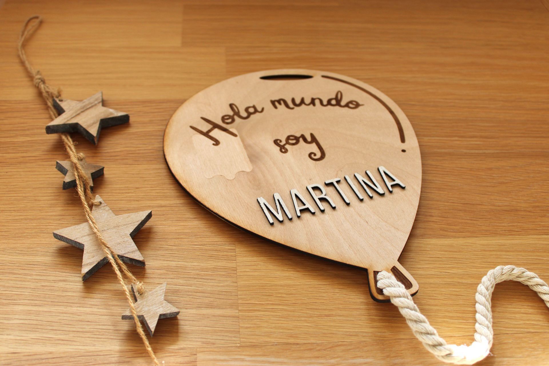 Un cartel de madera con forma de globo grabado con 