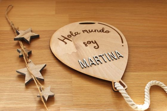 A wooden signpost with six arrows featuring white text in Spanish: Bienvenidos, Disfruta, Sonríe, Diviértete, Baila, Sé Feliz.