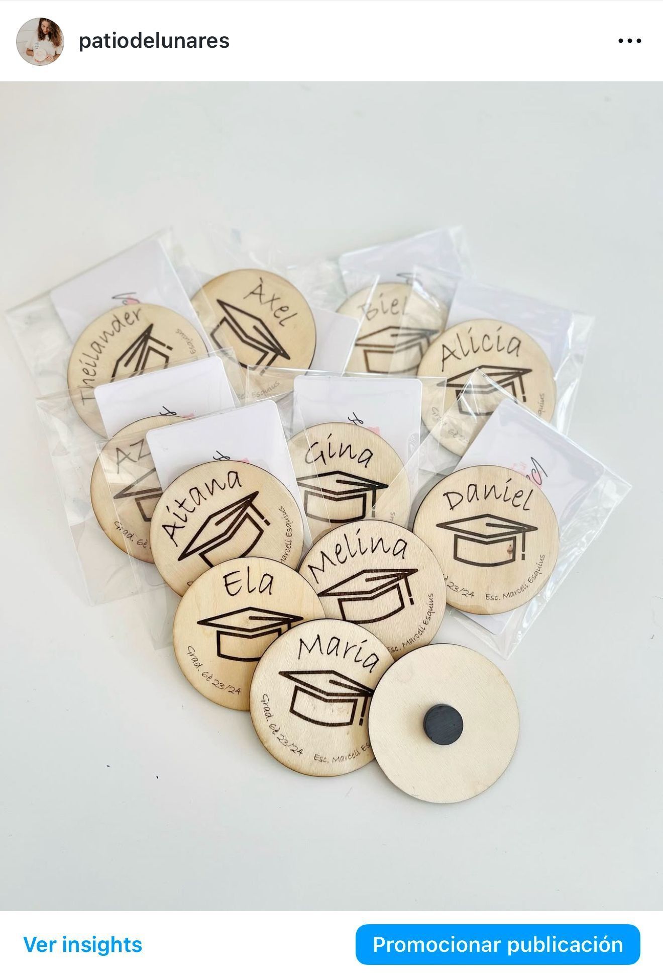 Imanes de madera personalizados para graduación, cada uno grabado con un nombre y un birrete de graduación, presentados en bolsas de plástico individuales.