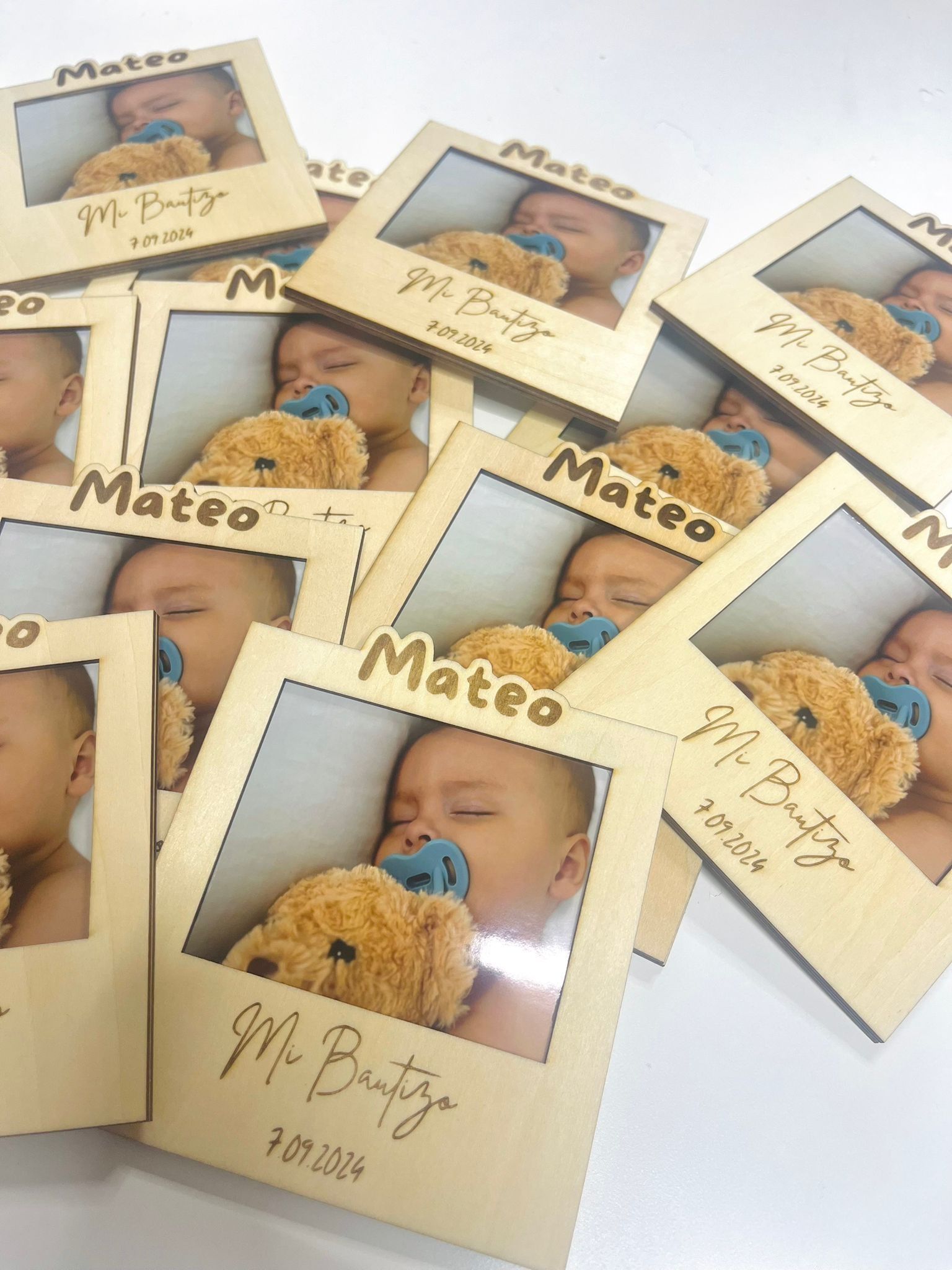 Varios marcos de madera con los nombres 