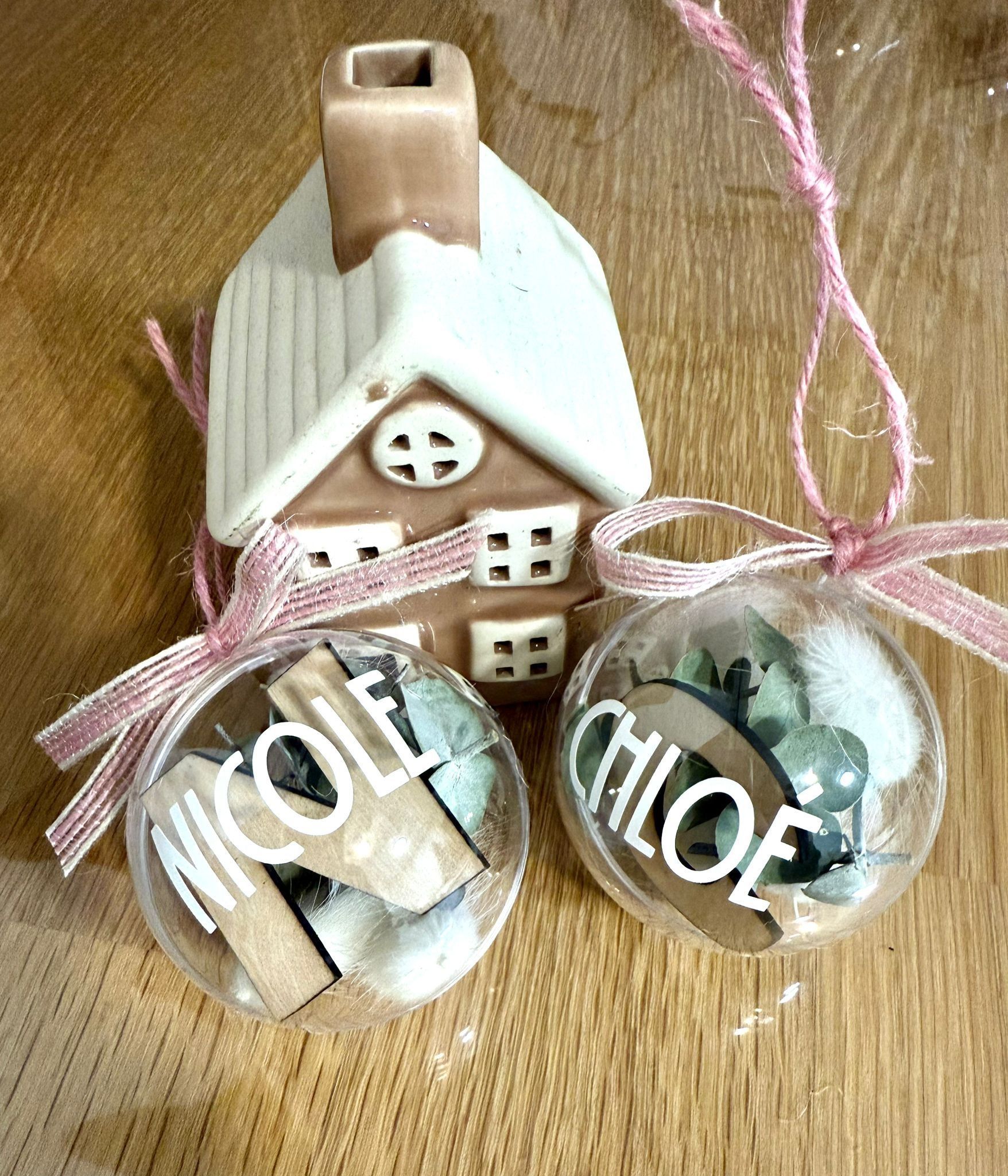 Dos adornos esféricos y transparentes con los nombres 