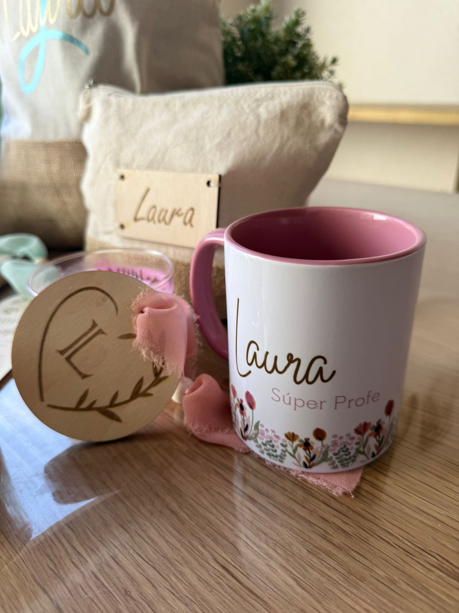 Un set de regalo personalizado que incluye una taza con detalles florales y el nombre 