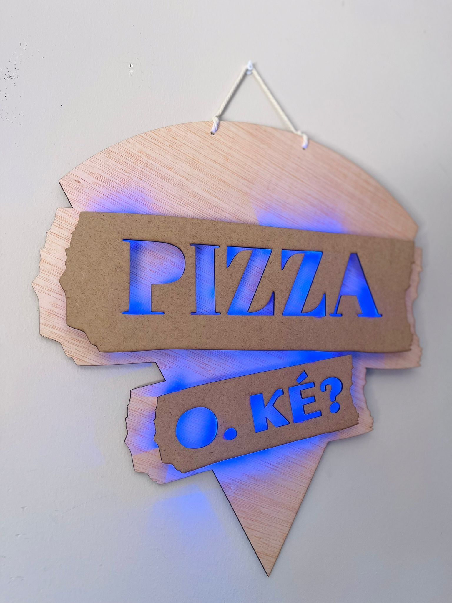 Un cartel de pared con forma de porción de pizza que muestra el texto recortado 