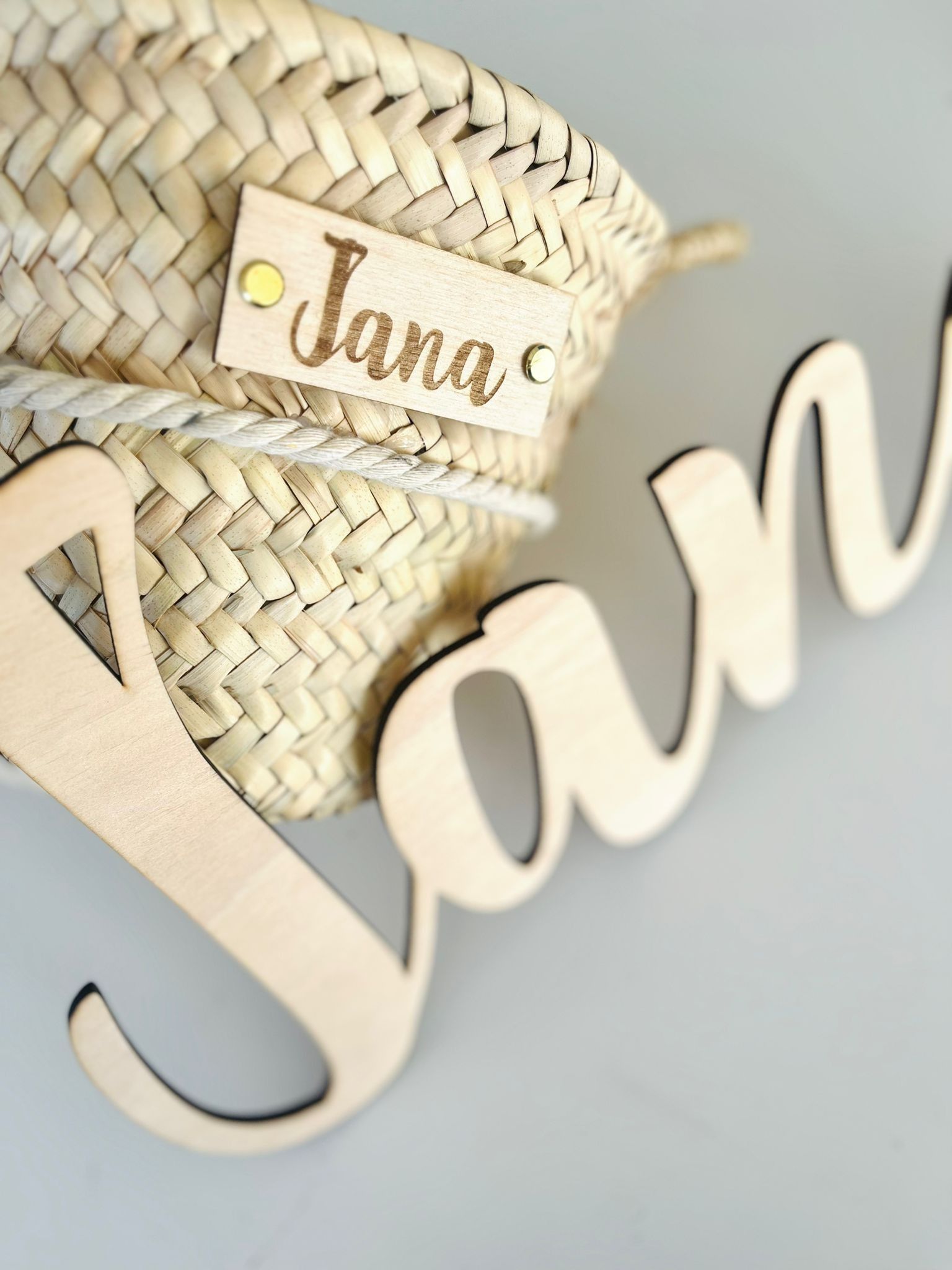 Una cesta tejida con una etiqueta de cuero personalizada con la inscripción 