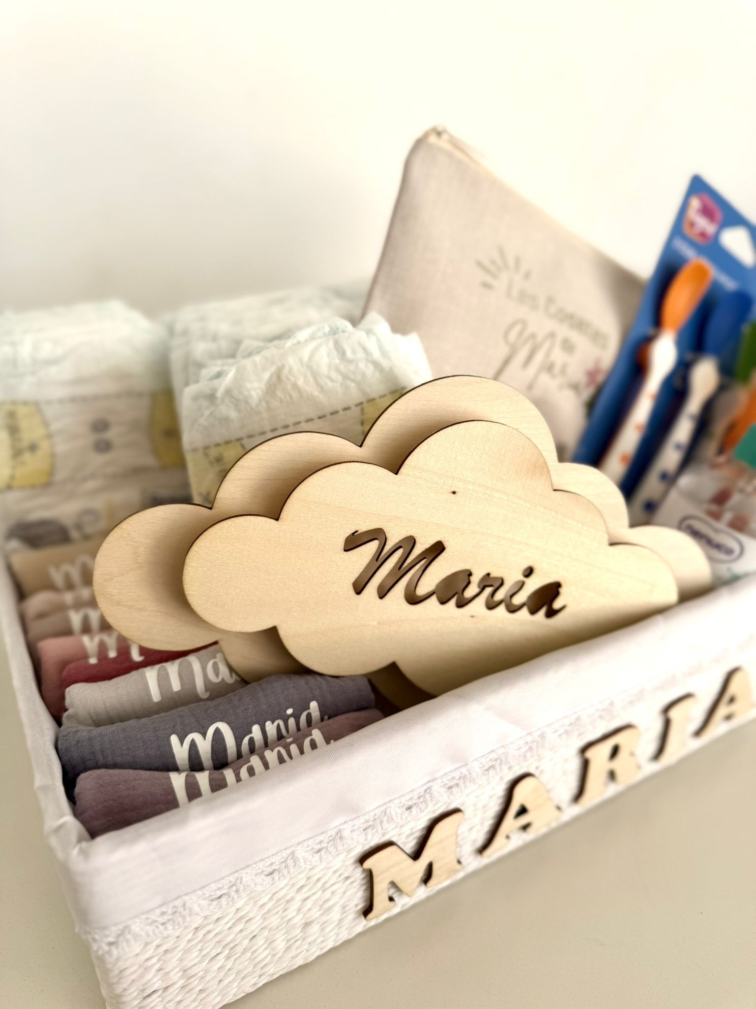 Una cesta blanca con la etiqueta 