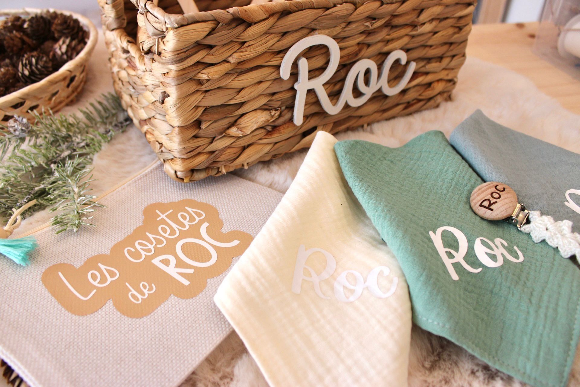 Una cesta tejida con la etiqueta 