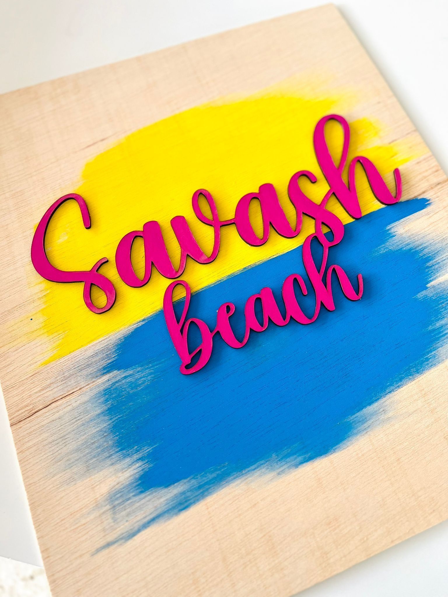 Un cartel de madera con las palabras 