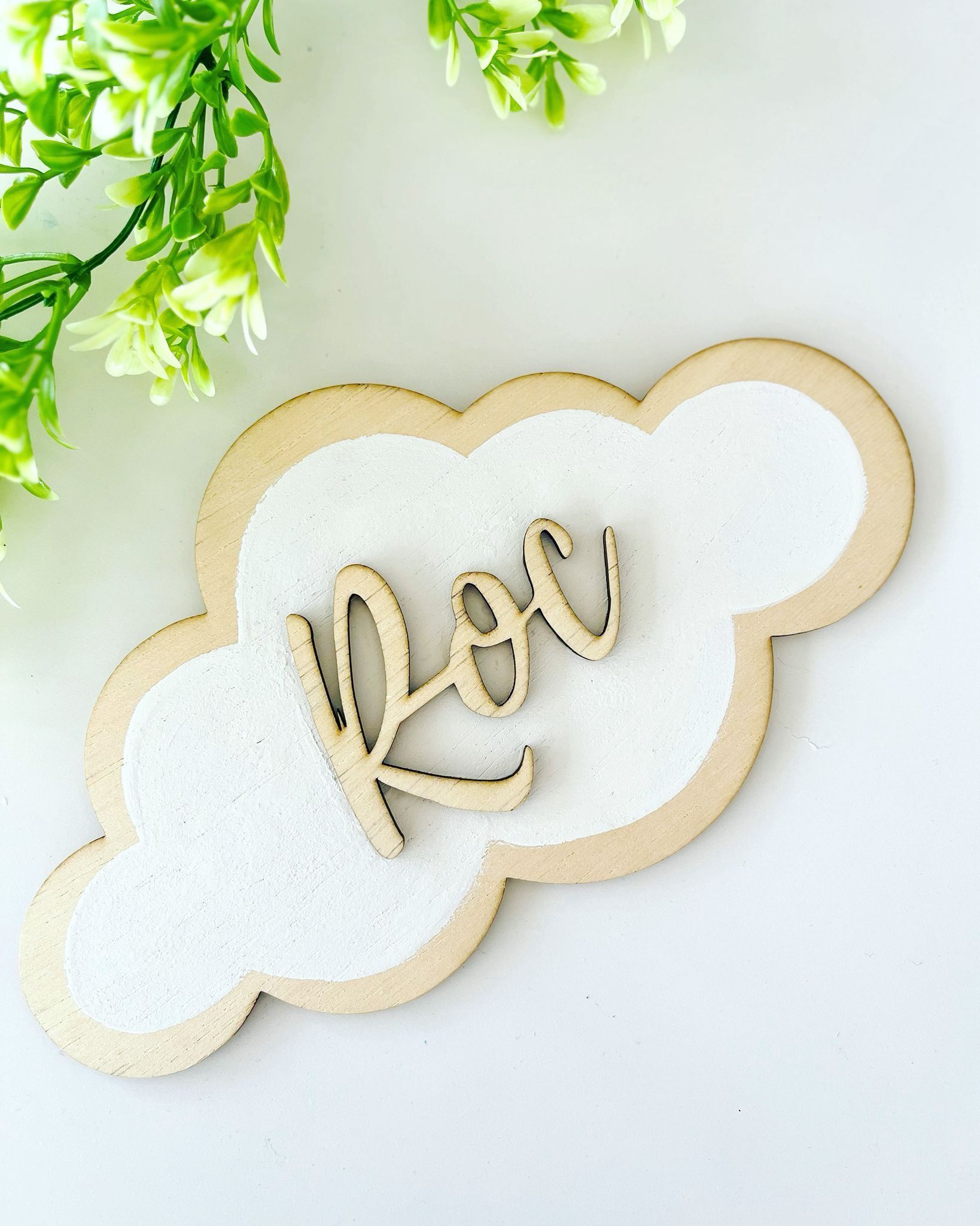 Una figura de madera recortada que forma la palabra 