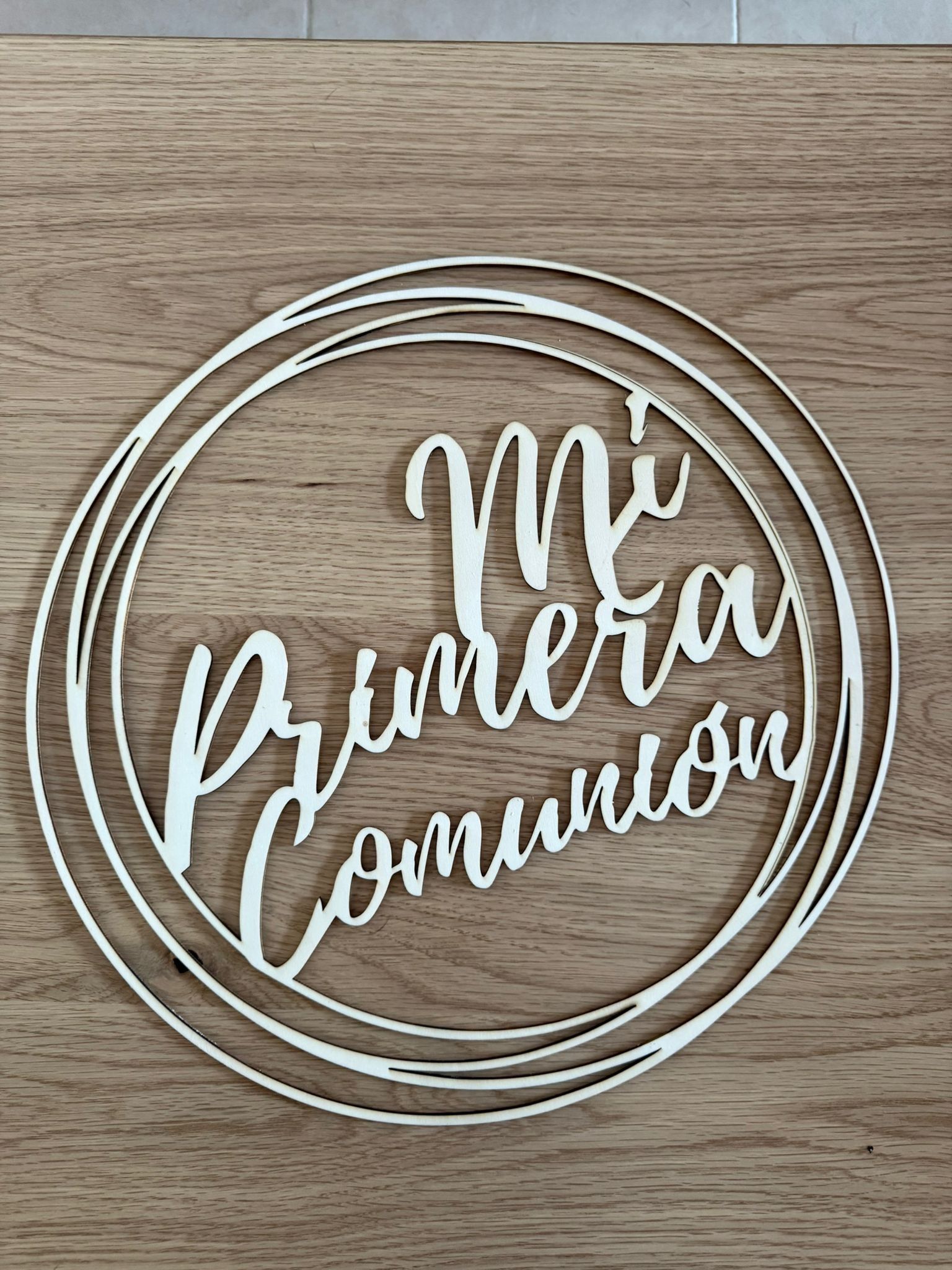 Letrero decorativo blanco cortado con láser que dice 