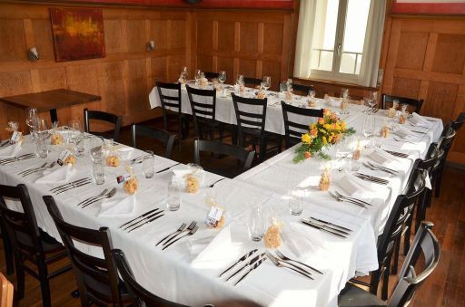 grosser Tisch für Feier im Restaurant Neuhaus