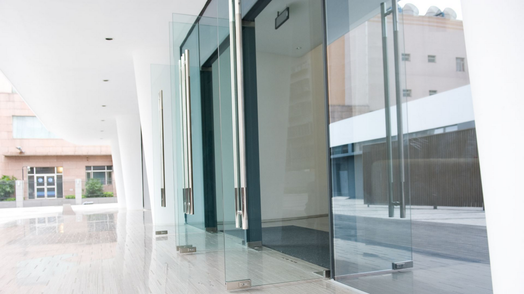 Miroiterie Grand mur vitré.