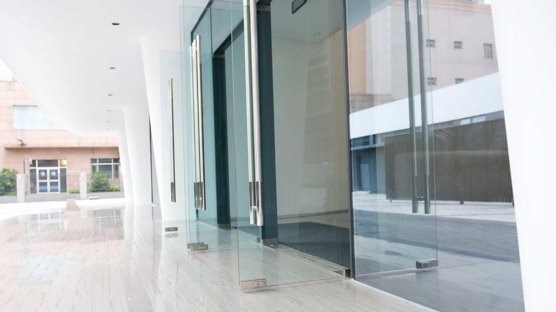 Mur vitré avec des portes également vitrées.