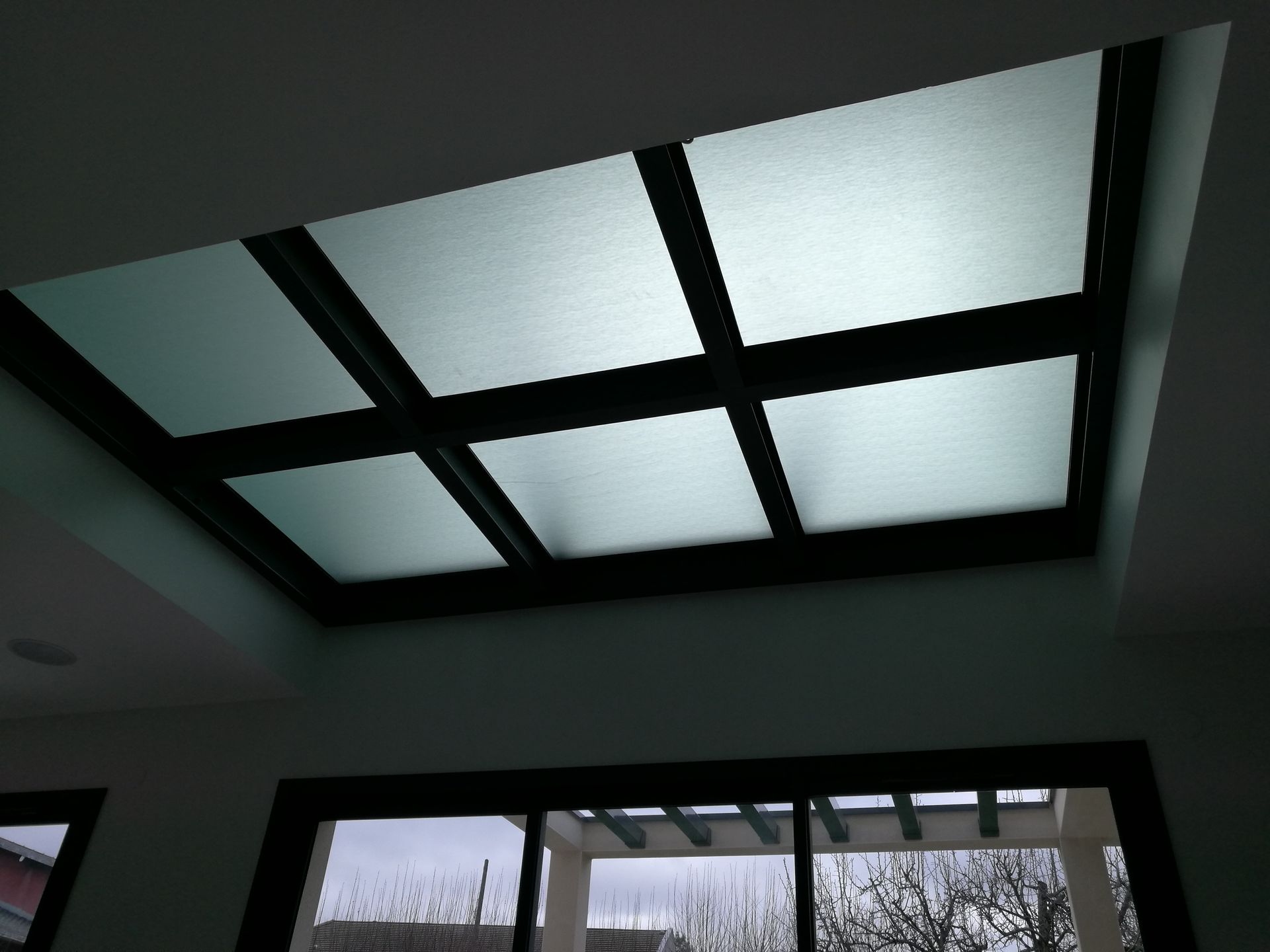 Dalles de sol en verre vues du dessous avec un film donnant un aspect brisé.