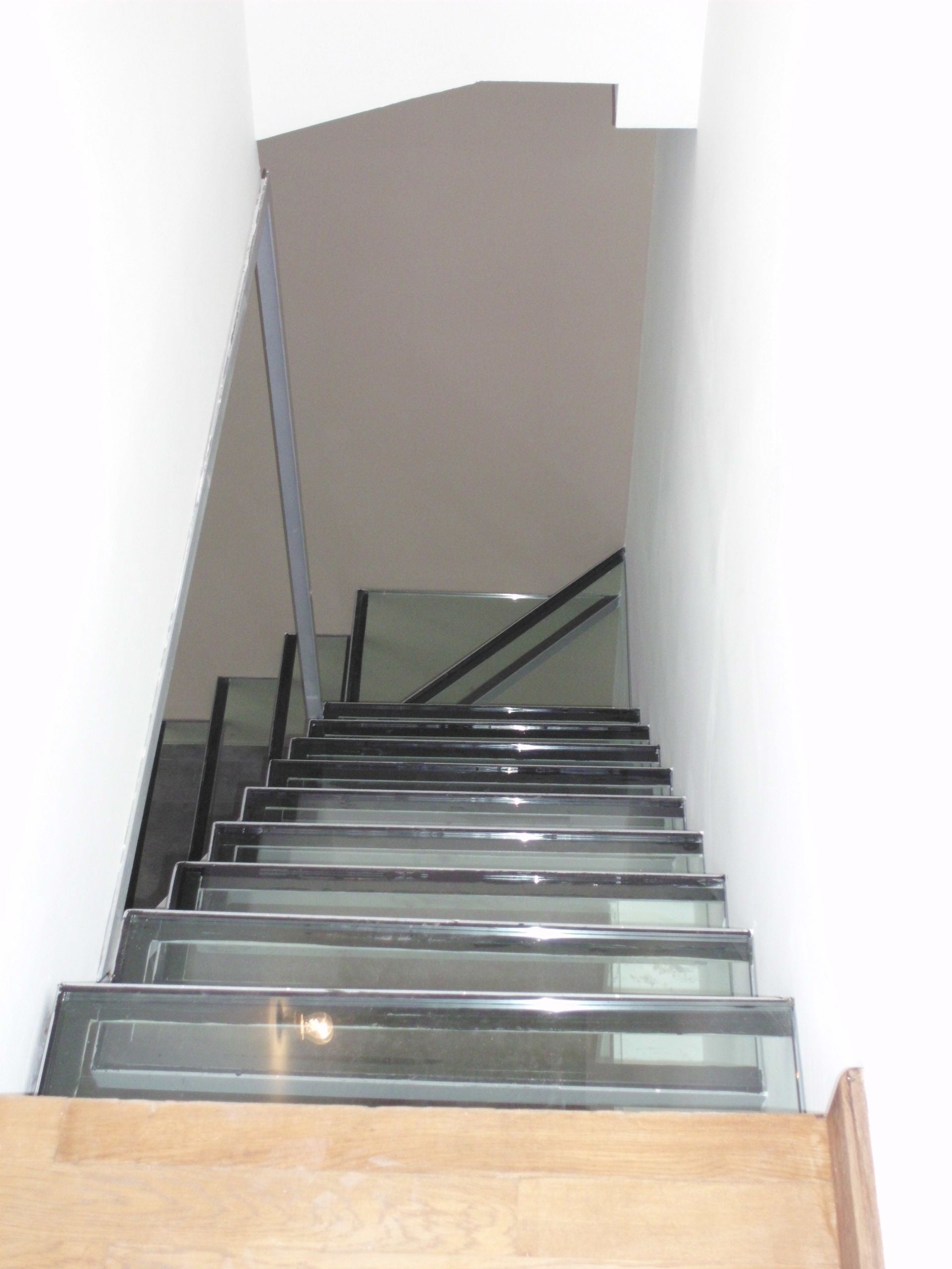 Escaliers en verre vus d'en haut.