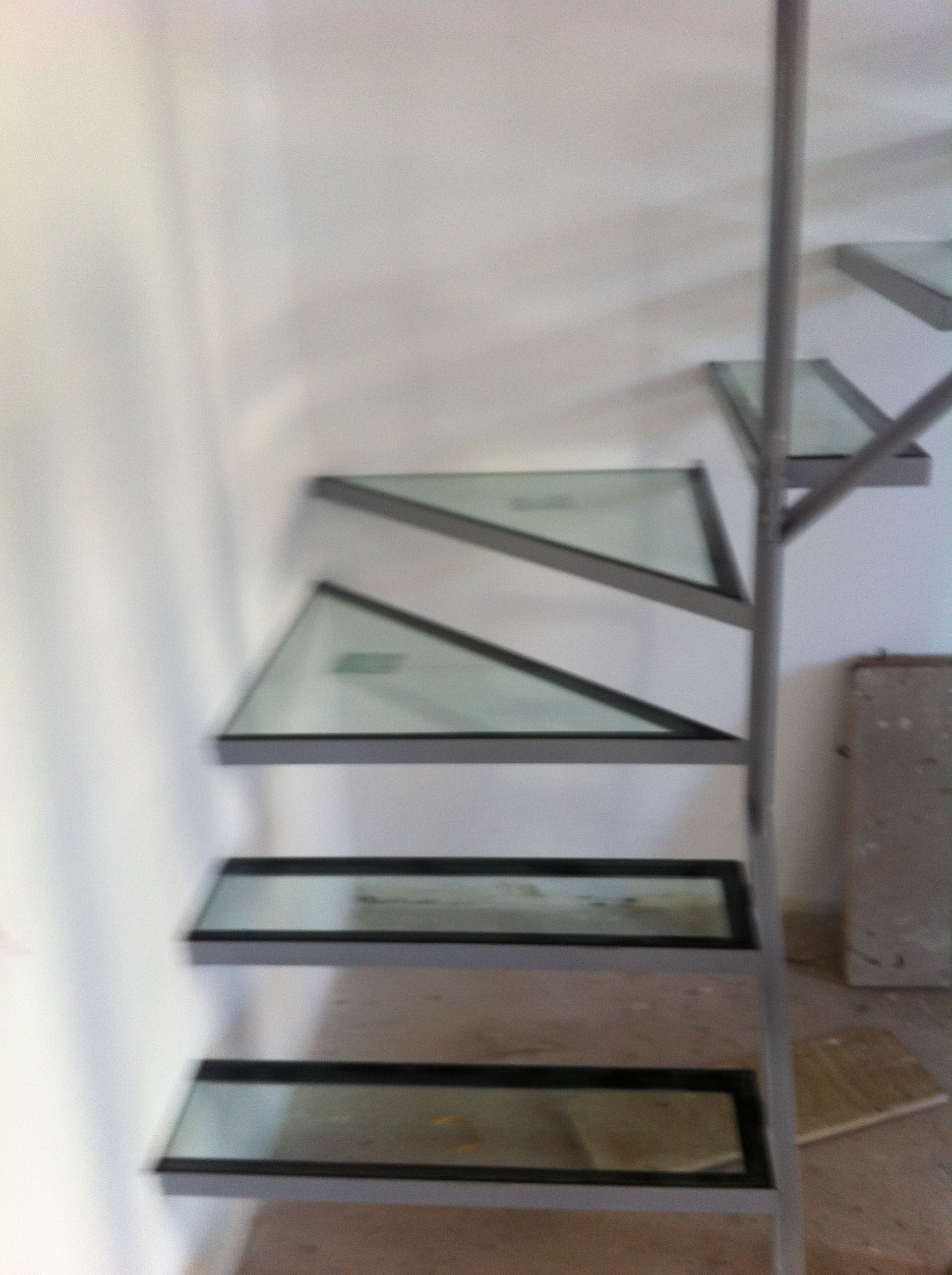 Escaliers en verre vus d'en bas.