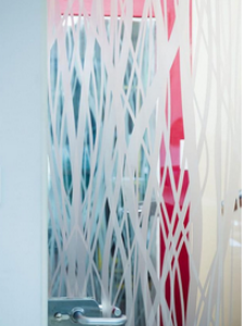 Porte vitrée ornée d’un motif sablé décoratif pour préserver l’intimité tout en laissant passer la lumière.