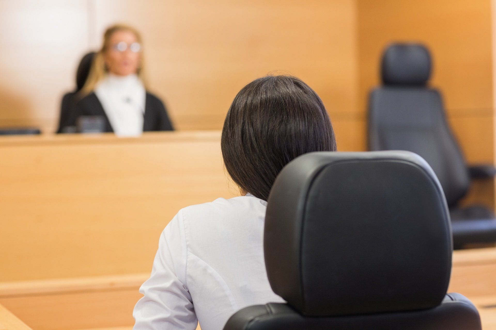 Avocate assise devant une juge au tribunal