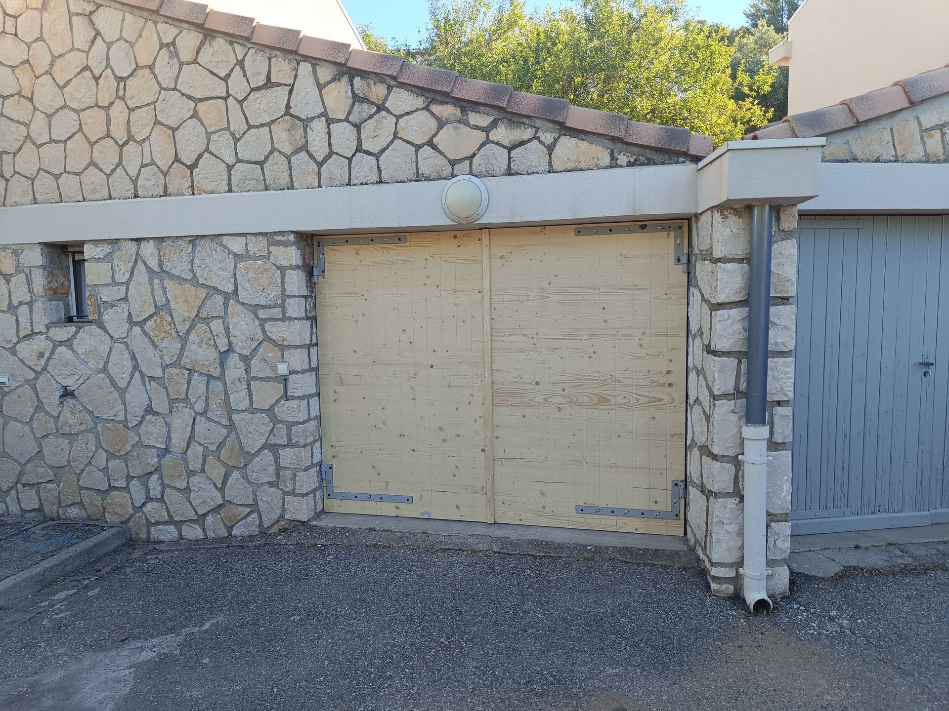 Porte de garage en bois