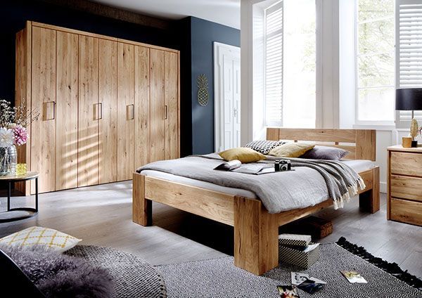 Bett aus Massivholz mit Kleiderschrank und Kommode
