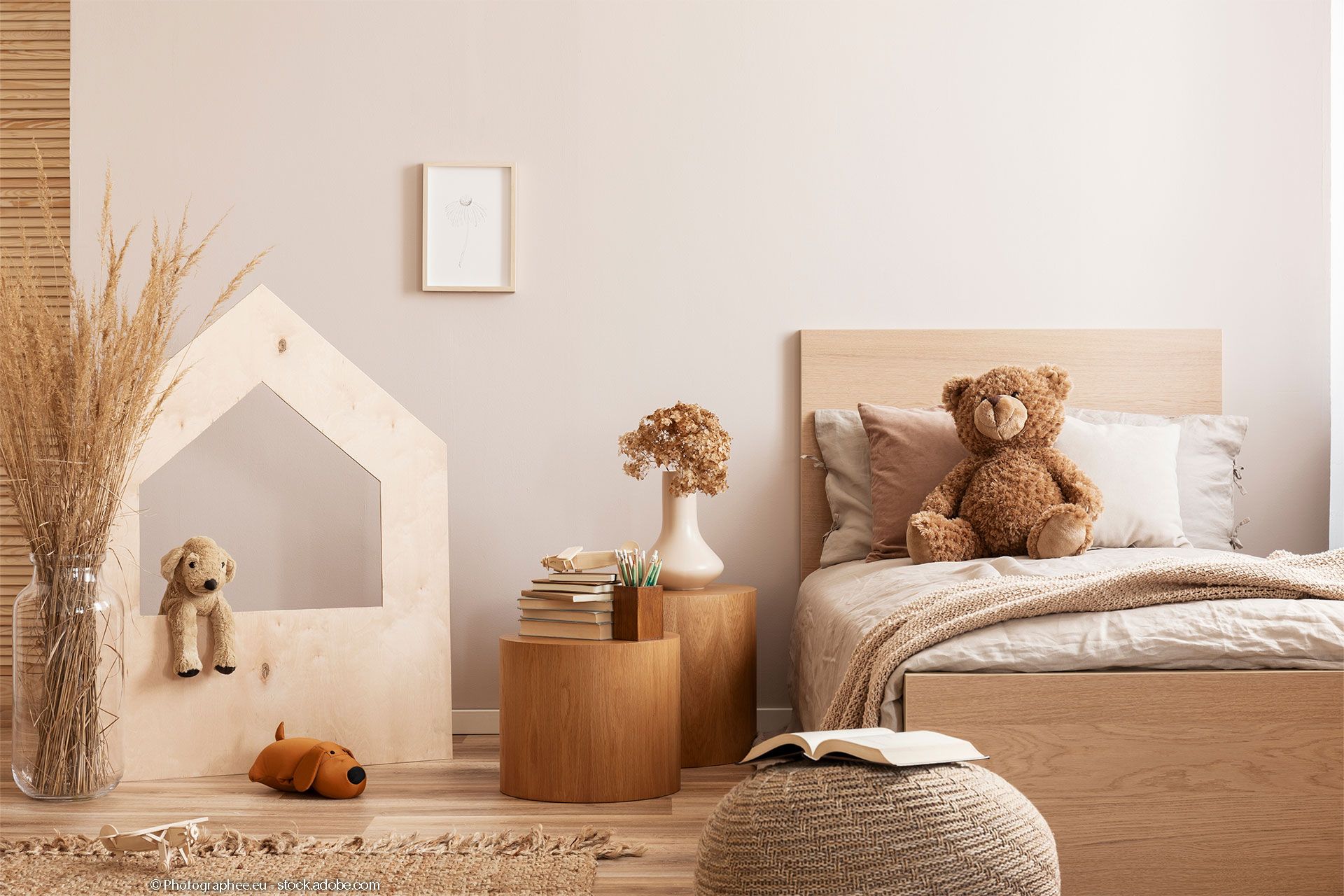 Kinderzimmereinrichtung mit Bett, Teddybär und Spielzeug
