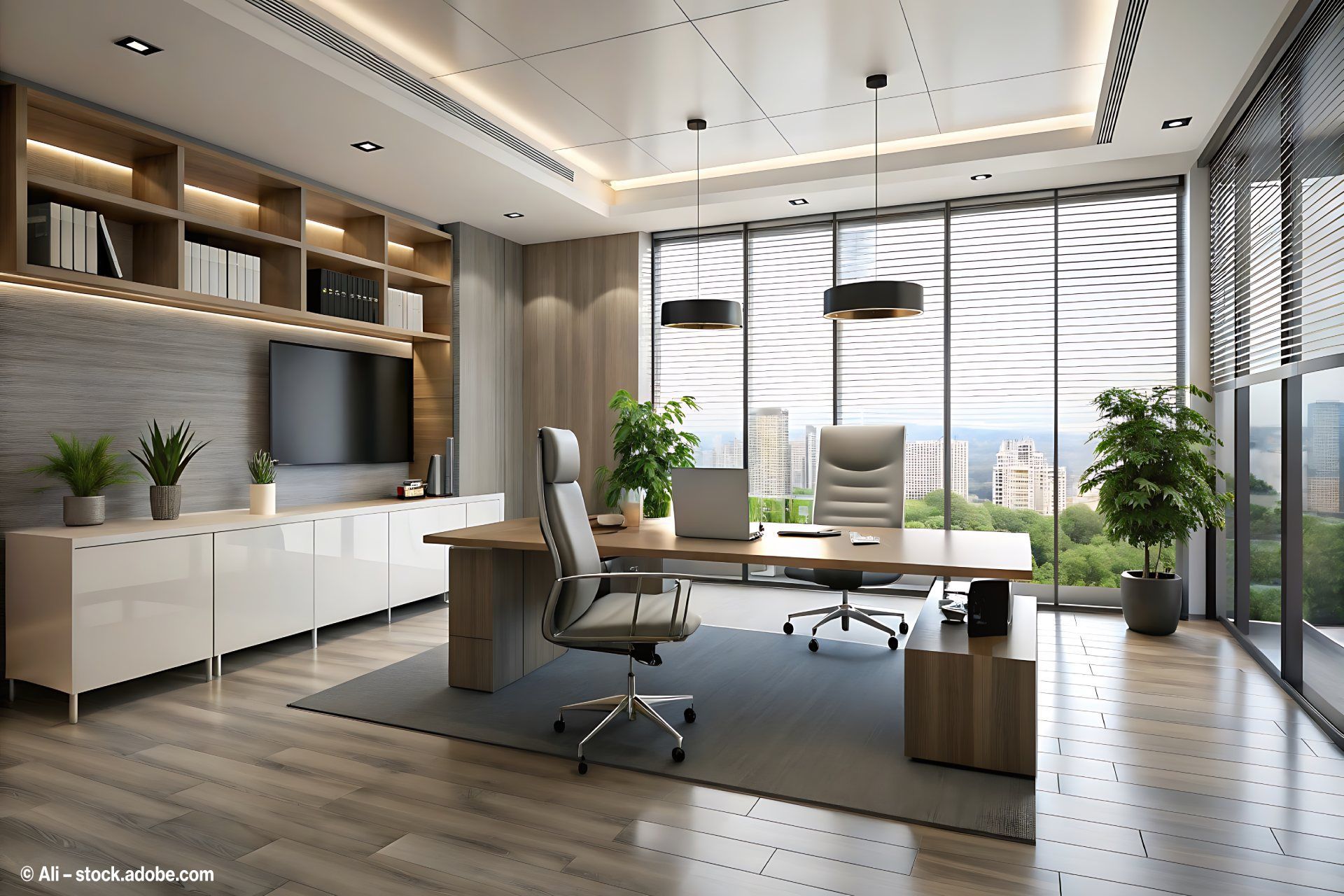 Stilvolle Büroeinrichtung mit Schränken, Regalen und einem Schreibtisch in einem hellen Raum mit großer Glasfront