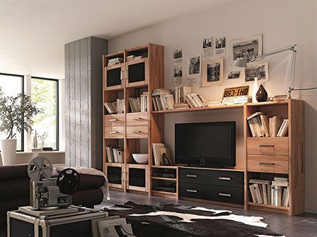 Beispiel Wohnzimmerwand von Contra mit Regalen und eingefasstem Fernseher